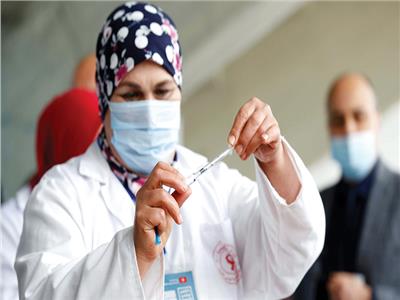 تونس: تطعيم 400 ألف و363 شخصا بالجرعة الأولى من لقاح «كورونا» 