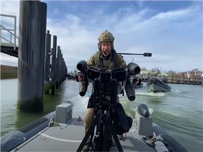 فيديو مذهل لهبوط ضابط بالبحرية البريطانية ببدلة نفاثة على سفينة 