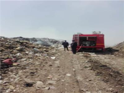 إخماد حريق تراكمات القمامة بقرية «الغار» في الشرقية 
