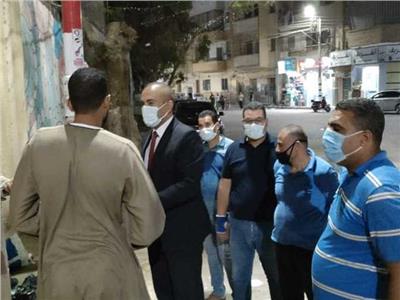 رئيس مدينة المنيا يزور أهالي مصابي كورونا أمام مستشفي الحميات