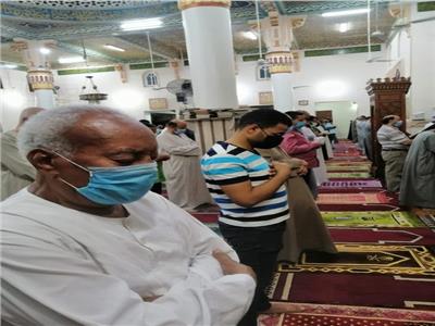 رواد المساجد بـ «قنا» يظهرون وعيًا وتعاونًا لمجابهة فيروس كورونا