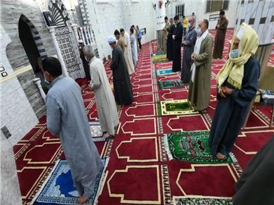 رواد المساجد بـ«الجيزة» خلال صلاة التراويح يلتزمون بالضوابط والإجراءات الوقائية