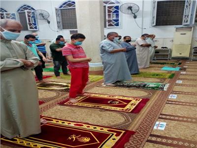  الأوقاف تنشر صورًا لصلاة التراويح بالمساجد تظهر وعي المواطنين والتزامهم