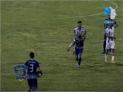 لاعب يحمل منافسه المصاب على ظهره لخارج الملعب | فيديو 