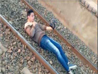 «مش هنسيبه»..«السكة الحديد» تتوعد شاب نام أسفل القطار | فيديو 