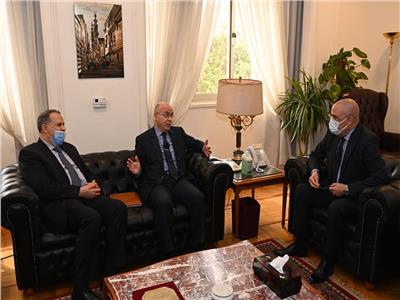 وزير الإسكان يبحث مع السفير المغربي تعزيز الاستثمارات المُتبادلة