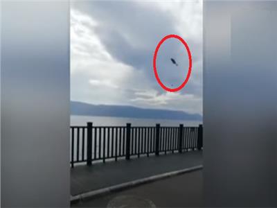 لحظة سقوط هليكوبتر في بحيرة بالصين ومقتل 4 أشخاص | فيديو