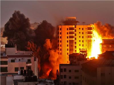 طيران الاحتلال يستهدف أكبر أبراج قطاع غزة السكنية.. فيديو وصور