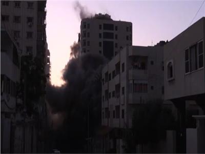 لحظة قصف بناية مكونة من 12 طابقا في غزة | فيديو
