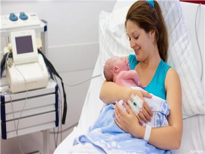 سر بكاء الأم بعد الولادة