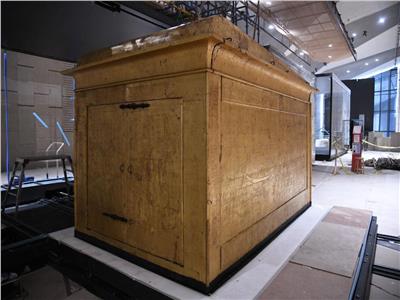 إعادة تركيب المقصورة الثالثة للملك توت عنخ آمون بالمتحف الكبير
