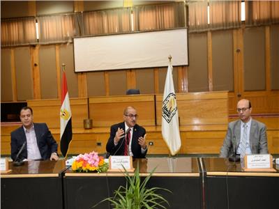 رئيس جامعة أسيوط يترأس جلسة طارئة لمجلس عمداء الكليات 