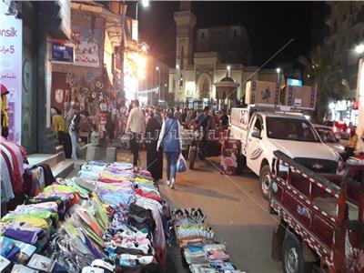 زحام على محلات بيع الملابس ولعب الأطفال ليلة العيد في دمنهور| فيديو وصور