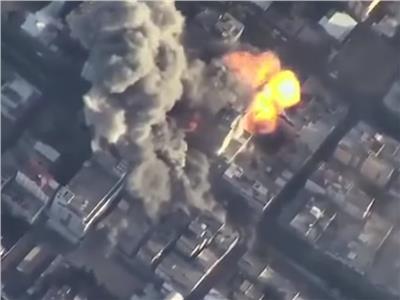 لحظة استهداف وانهيار مبني يضم قناة الأقصى ومكاتب إعلامية بغزة| فيديو
