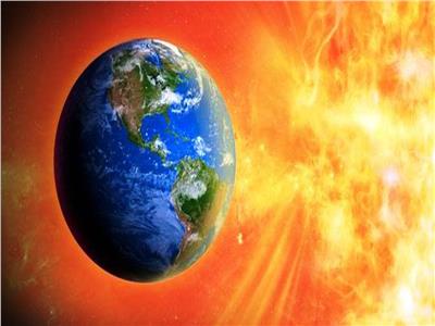 «البحوث الفلكية» تكشف تفاصيل تعرض الأرض لعاصفة شمسية