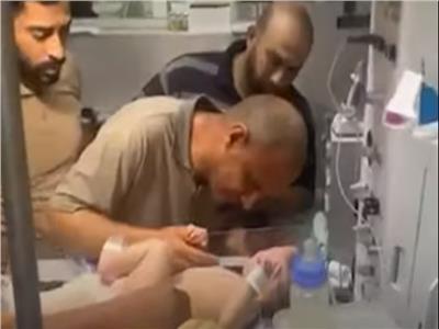 لقطات مؤثرة.. لقاء أب فلسطيني بابنه الرضيع الناجي من القصف الإسرائيلي 
