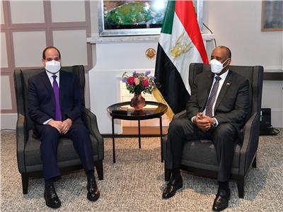 الرئيس السيسي يلتقي رئيس مجلس السيادة السوداني بباريس