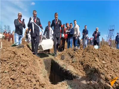 فيديو| مدينة روسية تقيم بطولة سرعة حفر القبور