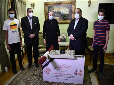 رئيس جامعة حلوان يزور أسرة الشهيد عمرو عبد العظيم لتقديم هدية الرئيس