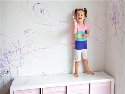 كيفية تنظيف شخبطة الأطفال من الجدران والأثاث