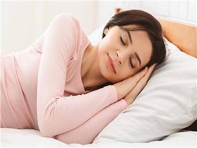 4 طرق للنوم تخفف من آلام الظهر والرقبة