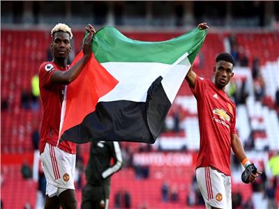 «بوجبا وديالو» يرفعان العلم الفلسطيني بعد نهاية مانشستر يونايتد وفولهام