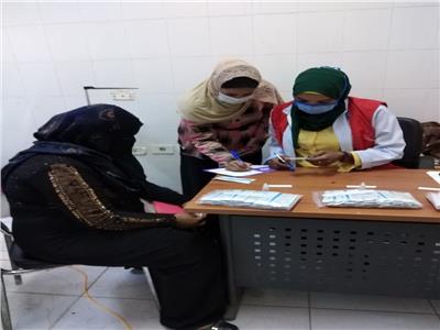 الكشف على 715 مواطن في قافلة طبية مجانية ضمن مبادرة «حياة كريمة» بقنا 