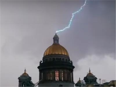 «صاعقة» تضرب قبة كاتدرائية القديس إسحاق في روسيا ..فيديو