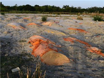 «الهند»: العثور على جثث لمتوفين بكورونا علي ضفاف نهر الغانج