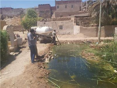 رفع تراكمات مياه الصرف الصحي  بنجع المقلة في أسوان