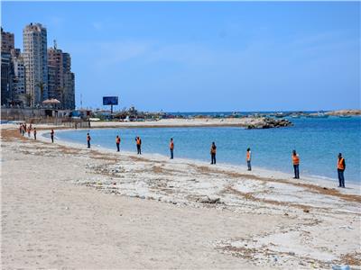 محافظ الإسكندرية: شاطئ المندره المجاني يستقبل رواده خلال ساعات  