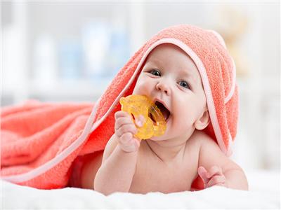 دراسة حديثة: لعبة التسنين تُؤخر النطق عند الطفل الرضيع