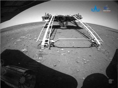 المتجول الصيني يتحرك على سطح المريخ