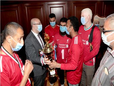 محافظ بني سويف يكرم فريق نادي متحدي الإعاقة لفوزه ببطولة كأس مصر لكرة الهدف