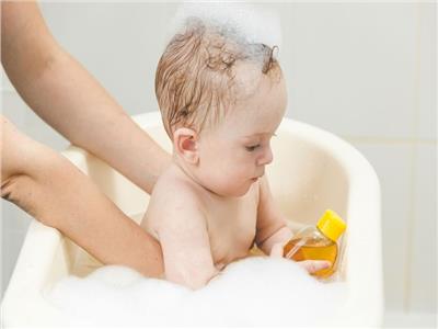 دراسة| الاستحمام المتكرر يؤذي بشرة الأطفال