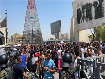 تجمع عشرات المتظاهرين في ساحة التحرير وسط بغداد
