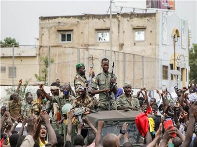 عسكريون في مالي يعلنون تجريد قادة البلاد من صلاحياتهم