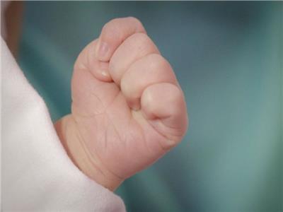 أسباب وعلامات قبض الطفل حديث الولادة على يده