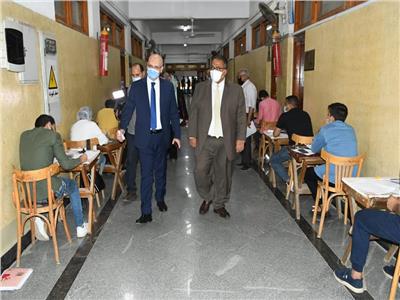 نائب رئيس  جامعة عين شمس وعميد «تجارة» يتفقدان لجان الامتحانات | صور