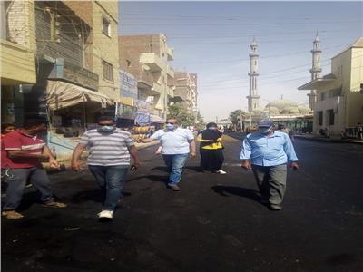 متابعة رصف شارع زمزم بمطاي في المنيا | صور