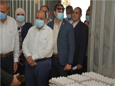 وزير التنمية المحلية  يتفقد مشروع إنتاج الـ «٣٠» مليون بيضة بالخانكة 