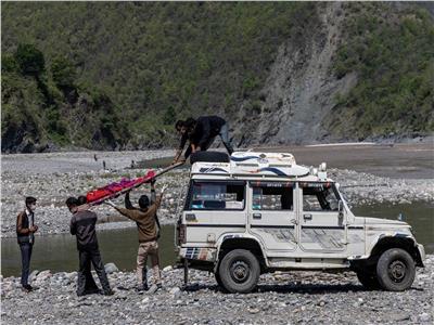 الهند.. تواصل إلقاء جثث المتوفين بـ «كورونا» في نهر الغانج