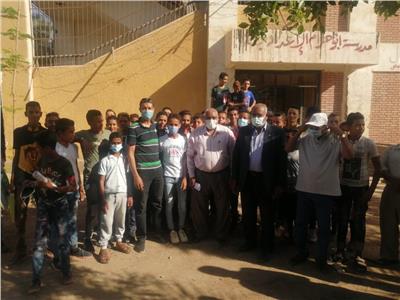 وكيل تعليم نجع حمادي: 130 طالبًا يؤدون امتحان الشهادة الإعدادية في هدوء 
