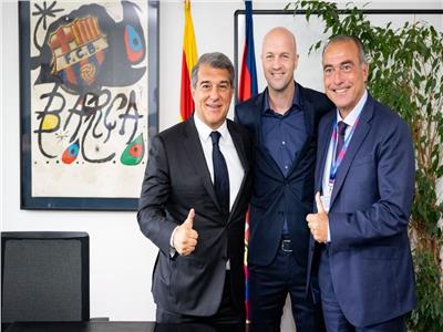 «كرويف» يعود إلى برشلونة وينضم إلى قطاع إدارة كرة القدم