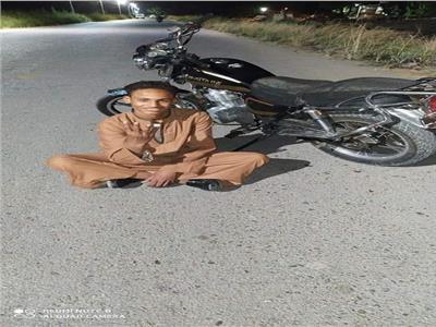مصرع شاب انقلبت به دراجة بخارية بـ«طريق الموت» جنوب إسنا