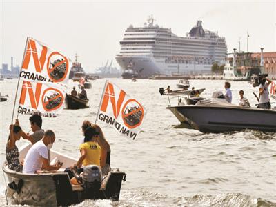 سفينة سياحية تشعل غضب فينيسيا