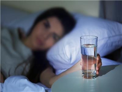 فوائد شرب الماء قبل النوم.. تعمل على تحسين المزاج 