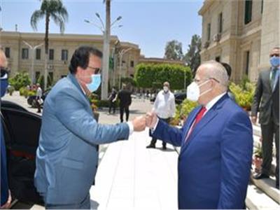 وزير التعليم العالي ورئيس جامعة القاهرة يستعرضان الوضع الحالي للمشروعات الكبرى للجامعة والجدول الزمني لها