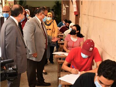 نائب رئيس جامعة عين شمس يتفقد لجان امتحانات كلية العلوم 