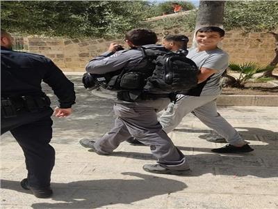 القوات الخاصة الإسرائيلية تقتحم الأقصى وتعتقل عدداً من الفلسطينيين